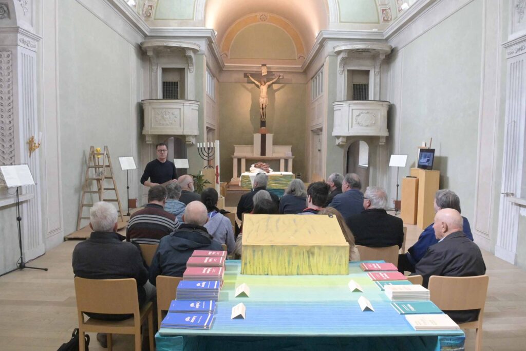giornalisti in visita alla mostra sulle parole di Cristo in croce