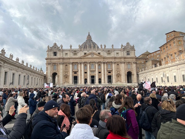 sanpietro_2 il papa sottolinea ala necessità di una 'qualità etica' della comunicazione