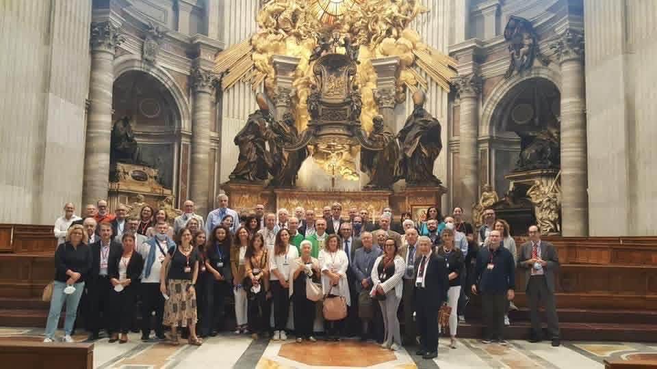 il cardinale Gambetti nella foto finale del congresso Ucsi del 2021 in San Pietro
